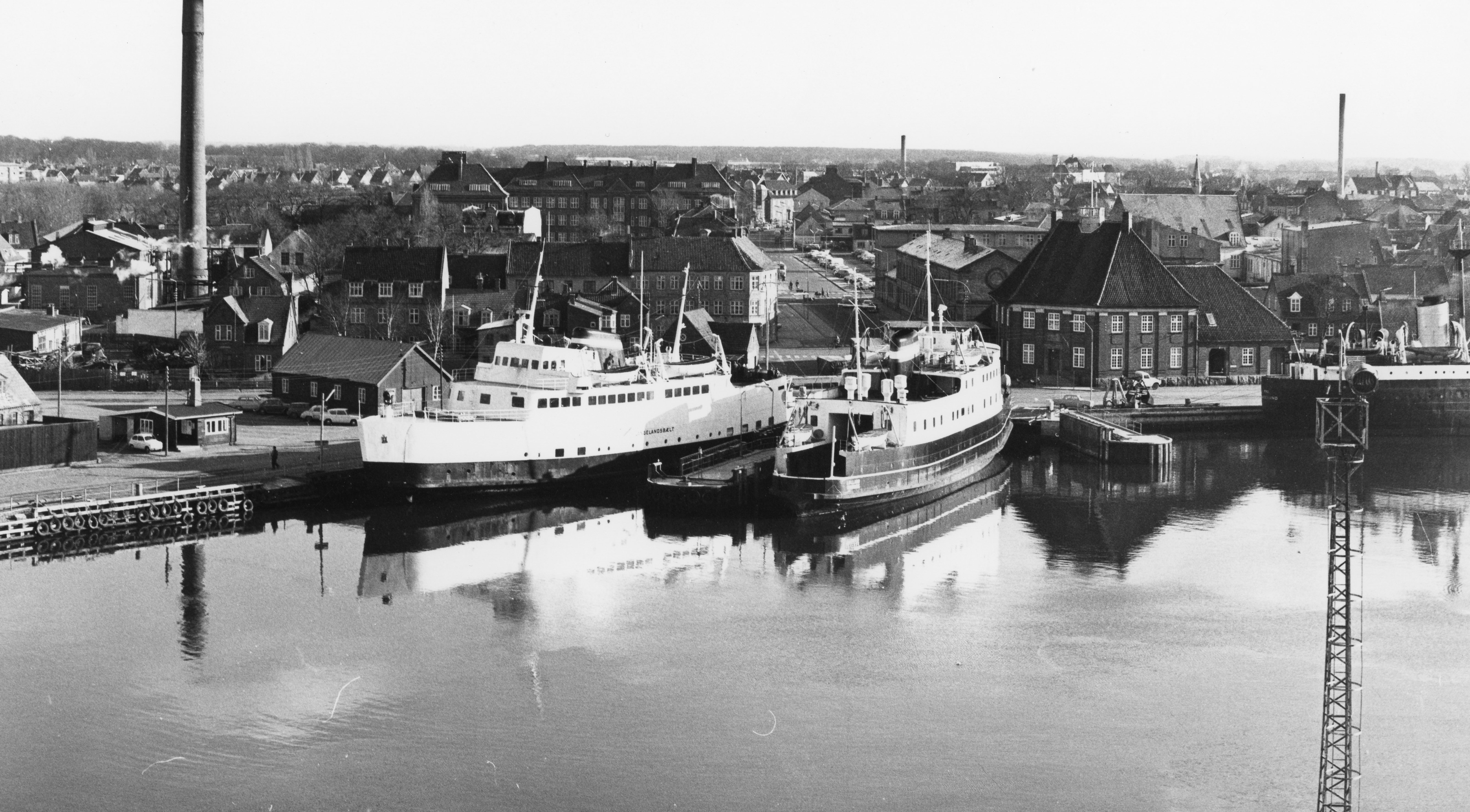 Færgerne Sealandbælt og Lolland ligger i de to færgelejer. Et sort hvid foto fra arkiv.dk